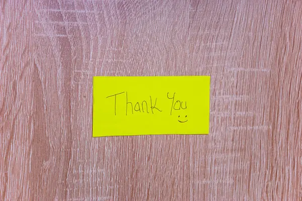 Parlak sarı yapışkan bir notta 