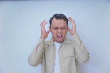 Bir adam hayal kırıklığını elleri başının üstünde ve bağırarak ifade eder..