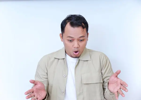 Şaşırmış bir adam, inanmadığını belirterek şaşkınlıkla tepki verir..