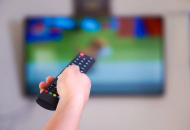 Uzaktan kumandalı bir el televizyonu hedef alıyor.