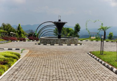 Çeşmeli ve manzaralı huzurlu bir bahçe.