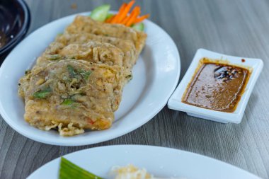 Bol soslu ve taze sebzeli kızarmış tempo..