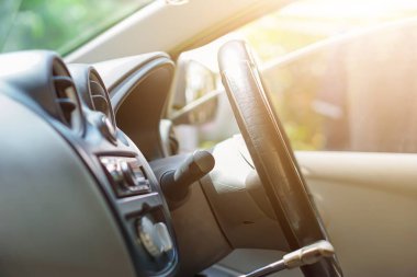 Direksiyon ve torpido gözünü gösteren bir arabanın iç görüntüsü..