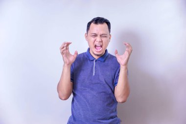 Animasyon ve yüz ifadesiyle hayal kırıklığını ifade eden Asyalı bir adam..