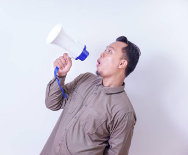 Asyalı bir adam heyecanını ve motivasyonunu ifade etmek için megafon kullanır..