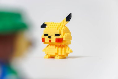 SuBANG-IDNONESIA, HAZİRAN 12025, neşeli bir ifadeyle yapı taşlarından yapılmış şirin sarı bir tuğla modeli.