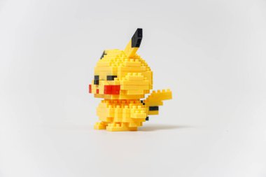 SuBANG-IDNONESIA, HAZİRAN 12025, neşeli bir ifadeyle yapı taşlarından yapılmış şirin sarı bir tuğla modeli.