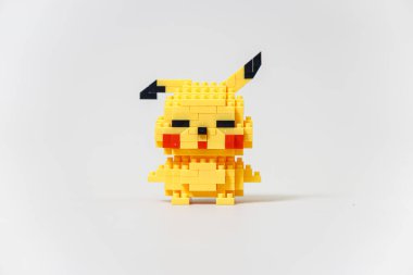 SuBANG-IDNONESIA, HAZİRAN 12025, neşeli bir ifadeyle yapı taşlarından yapılmış şirin sarı bir tuğla modeli.