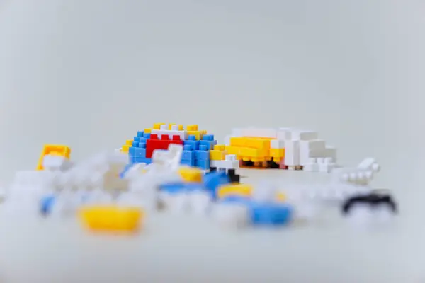 Yüzeye dağılmış renkli yapı taşları, yaratıcılığı davet ediyor..