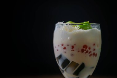 İçi kremalı hindistan cevizi ve renkli tapyoka incileriyle dolu ferahlatıcı bir tatlı bardağı.