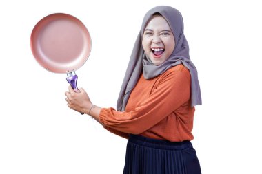 Tesettürlü enerjik Asyalı kadın, beyaz arka planda izole edilmiş heyecanlı ve neşeli davranışlar sergiliyor.