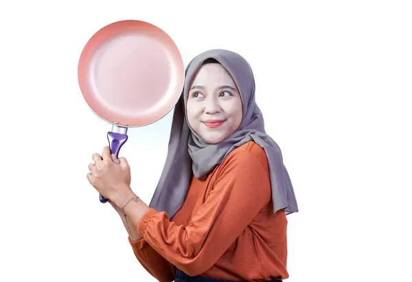 Tesettürlü enerjik Asyalı kadın, beyaz arka planda izole edilmiş heyecanlı ve neşeli davranışlar sergiliyor.