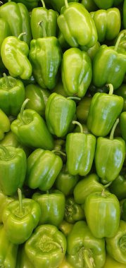 Sokak tezgahındaki yeşil biberlere yakın çekim. Arkaplan, doku.