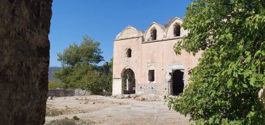 Mugla 'nın Fethiye ilçesi yakınlarında terk edilmiş bir köy olan Kayakoy' da (Levissi) Taksiyari 'nin üst kilisesi. Kilise 19. yüzyıldan kalma..