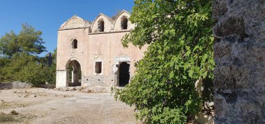 Mugla 'nın Fethiye ilçesi yakınlarında terk edilmiş bir köy olan Kayakoy' da (Levissi) Taksiyari 'nin üst kilisesi. Kilise 19. yüzyıldan kalma..