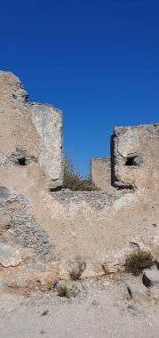 Kayakoy hayalet kasabası, terk edilmiş eski Yunan köyü. Tepenin güzel yeşil yamacındaki antik şehir manzarası