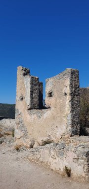 Kayakoy hayalet kasabası, terk edilmiş eski Yunan köyü. Tepenin güzel yeşil yamacındaki antik şehir manzarası