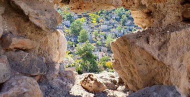 Kayakoy hayalet kasabası, terk edilmiş eski Yunan köyü. Tepenin güzel yeşil yamacındaki antik şehir manzarası