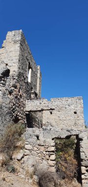 Kayakoy hayalet kasabası, terk edilmiş eski Yunan köyü. Tepenin güzel yeşil yamacındaki antik şehir manzarası