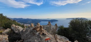 Kırmızı, beyaz ve babatalar, Türkiye 'nin en önemli yollarından biri olan Lycian Yolu' nda yürüyüş yapanlara yardım ediyor.