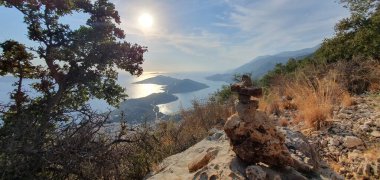 Kırmızı, beyaz ve babatalar, Türkiye 'nin en önemli yollarından biri olan Lycian Yolu' nda yürüyüş yapanlara yardım ediyor.