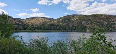 Ankara 'da Eymir Gölü ve orman bölgesi