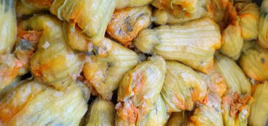 Geleneksel lezzetli Türkçe - Yunan mutfağı, Türk yemeği; doldurulmuş kabak çiçekleri (Türkçe adı; kabak cicegi dolmasi))