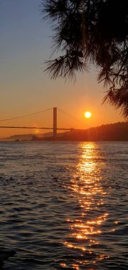 İstanbul 'daki Boğaz Köprüsü veya 15 Temmuz Şehitler Köprüsü, Boğaz manzaralı. Günbatımında Boğaz. 