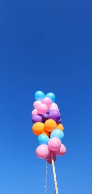 Mavi gökyüzü ve renkli balonlar