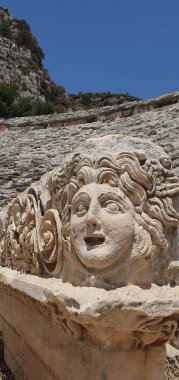 Antalya Demre, Türkiye - 24 Temmuz 2023: Türkiye 'nin Demre kentindeki antik Myra kentinin kalıntıları, Lycia' daki antik Myra kentinin yüzlerce taş döşemesi.