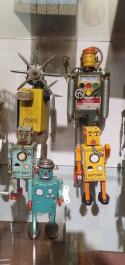 ANKARA, TURKIYE - 2 Aralık 2022: Ankara Rahmi M. Koç Müzesi. Müzede küçük renkli robotlar sergileniyor..