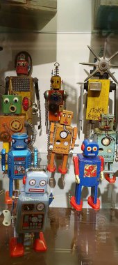 ANKARA, TURKIYE - 2 Aralık 2022: Ankara Rahmi M. Koç Müzesi. Müzede küçük renkli robotlar sergileniyor..