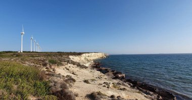 Bozcaada 'da deniz manzarası ve rüzgar gülleri