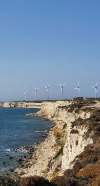 Bozcaada 'da deniz manzarası ve rüzgar gülleri