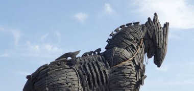 Çanakkale, Türkiye - 18 Eylül 2021 - 2004 yapımı Truva Atı sokak fotoğrafçılığı Türkiye 'nin orta kesimindeki Çanakkale' de sergileniyor.