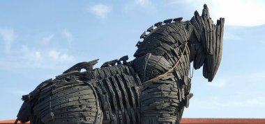 Çanakkale, Türkiye - 18 Eylül 2021 - 2004 yapımı Truva Atı sokak fotoğrafçılığı Türkiye 'nin orta kesimindeki Çanakkale' de sergileniyor.