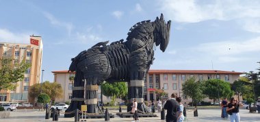 Çanakkale, Türkiye - 18 Eylül 2021 - 2004 yapımı Truva Atı sokak fotoğrafçılığı Türkiye 'nin orta kesimindeki Çanakkale' de sergileniyor.