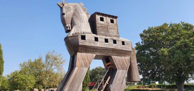 Çanakkale, Türkiye - 17 Eylül 2021: Truva Atı kopyası Türkiye 'nin Çanakkale kentindeki Truva arkeoloji sahasında. Truva Atı 'nın modern kopyası 1975 yılında üretildi..