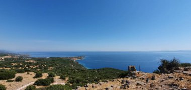 Assos, Türkiye 'nin Çanakkale ilinde eski bir şehir ve tatil beldesidir. Assos, tarihi ve arkeolojik önemi, güzel kıyı manzarası ve sakin atmosferi ile ünlüdür..