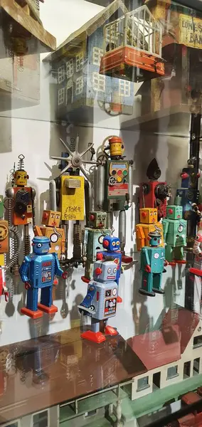 ANKARA, TURKIYE - 2 Aralık 2022: Ankara Rahmi M. Koç Müzesi. Müzede küçük renkli robotlar sergileniyor..