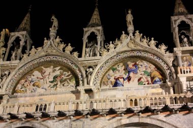 Saint Mark Katedral Bazilikası gece Piazza San Marco 'dan izlendi, 1 Austos 2018: Venedik, İtalya.