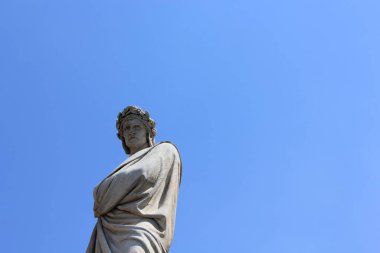 Dante Alighieri 'nin mermer heykeli Santa Croce Meydanı, Floransa, İtalya.