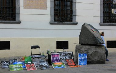 Bratislava, Slovakya- 27 Temmuz 2018: Bratislava 'da sokak sanatçıları resim satıyor.