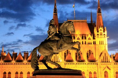 Macaristan 'daki Macar Parlamento Binası' nın yanındaki 2. Francis Rakoczi heykelinin görüntüsü.