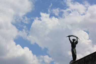 Gellert Tepesi 'nde bulunan heykeller.