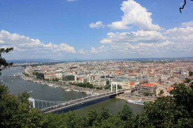 Budapeşte, Macaristan - 26 Temmuz 2018 - Gellert Hill 'den Budapeşte manzarası.