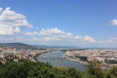 Budapeşte, Macaristan - 26 Temmuz 2018 - Gellert Hill 'den Budapeşte manzarası.