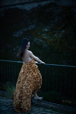 İspanyol kalesinin önünde poz veren zarif bir elbise giymiş bir kadın..