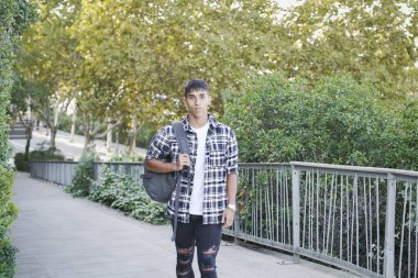 Kampüste sırt çantalı genç bir öğrenci. Amerikan Vuruşu.