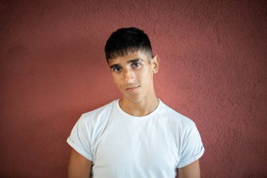 Renkli arka planda genç çok kültürlü model